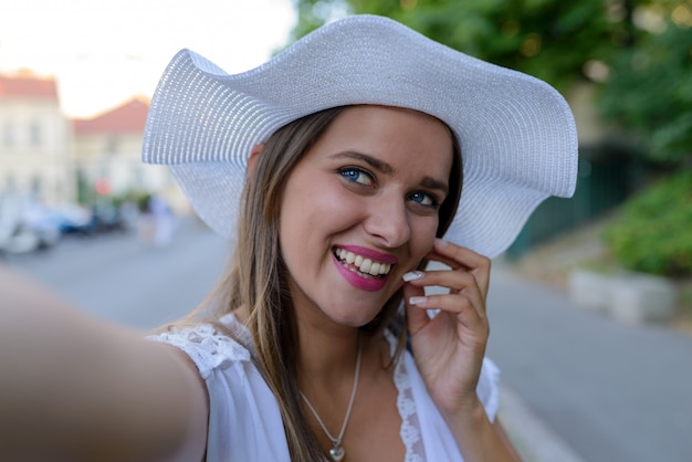 Fille faisant un selfie