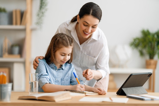 Fille faisant ses devoirs ou éducation en ligne