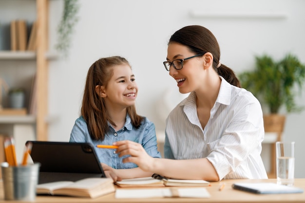 Fille faisant ses devoirs ou éducation en ligne