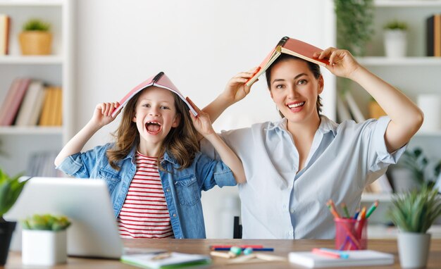 Fille faisant ses devoirs ou éducation en ligne