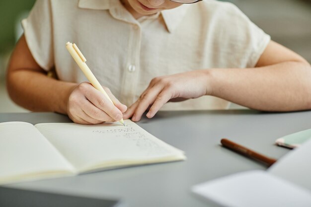 Fille faisant ses devoirs Gros plan