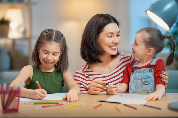 Fille faisant ses devoirs avec sa mère