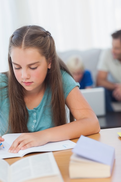 Fille faisant ses devoirs