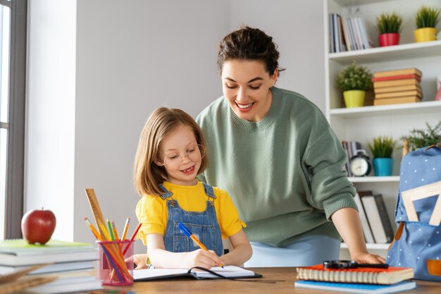 Fille faisant ses devoirs