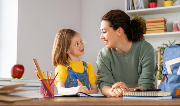 Fille faisant ses devoirs