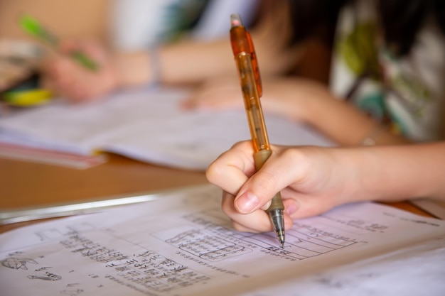 Fille faisant son travail scolaire