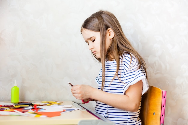 Fille fait de l'artisanat, carte postale, papier, papier multicolore pour la créativité