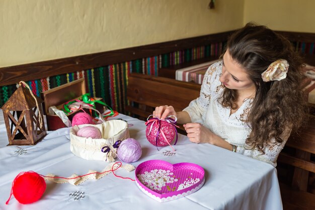 Fille fait la décoration de ballon