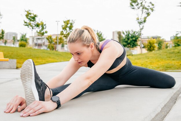 Fille fait du sport dans la rue
