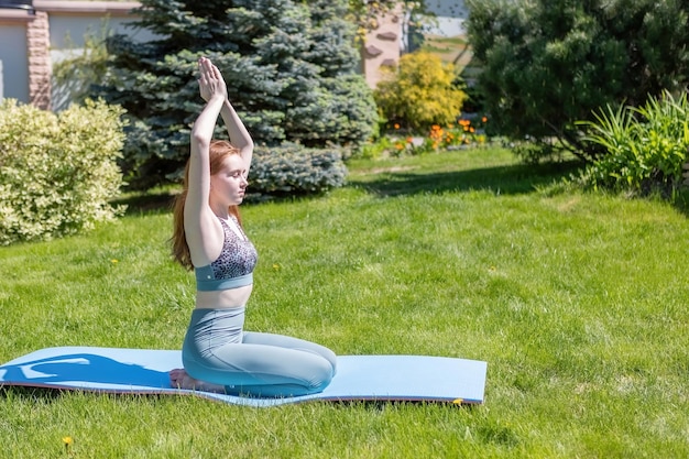Une fille fait du yoga à l'extérieur