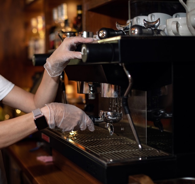 Fille fait un expresso dans une machine à café