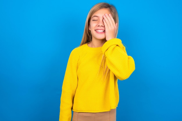 une fille fait face à la paume et sourit largement rigole positivement entend des poses de blagues drôles