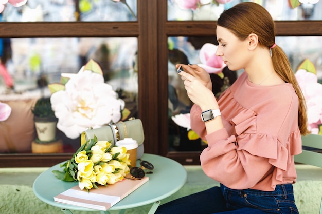 Fille fait une photo sur le téléphone