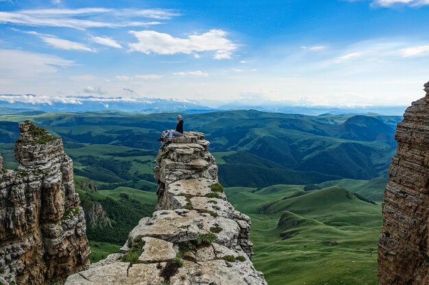 Une fille sur la falaise du plateau dans le contexte du mont Elbrouz Bermamyt