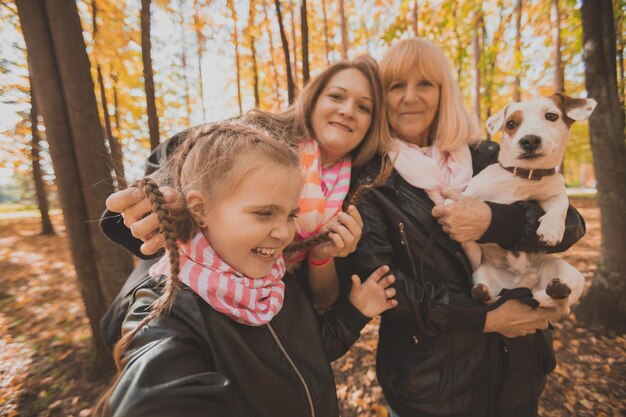 Une fille avec une famille et un chien au milieu de la forêt