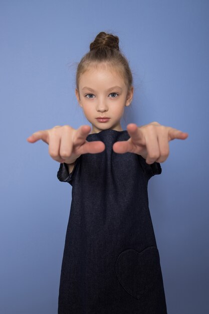 Photo fille fashion dans des vêtements élégants sur fond bleu