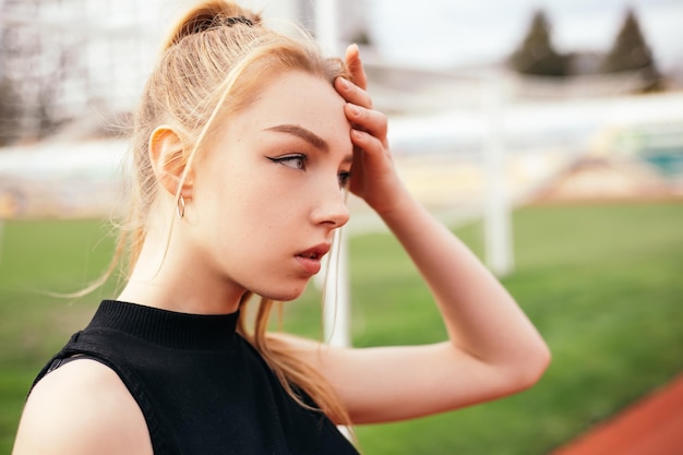 Fille fatiguée après l'entraînement