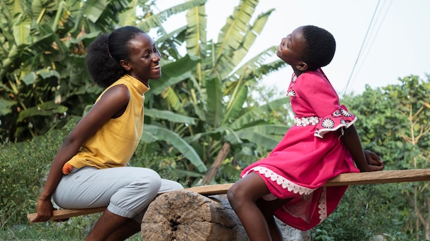 Fille et femme africaine coup moyen