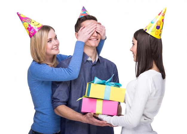 La fille ferme les yeux sur l'homme et l'autre détient un cadeau.