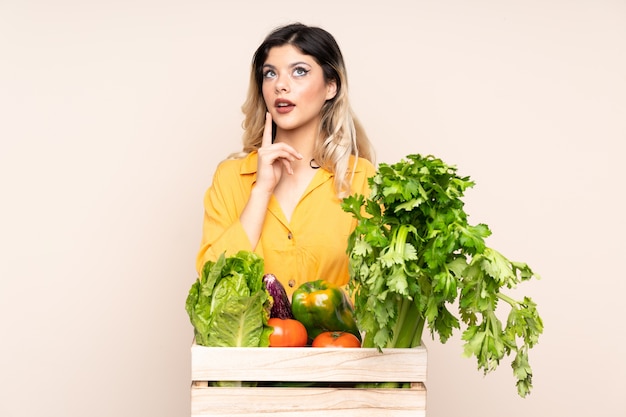 Fille de fermier adolescent avec des légumes fraîchement cueillis