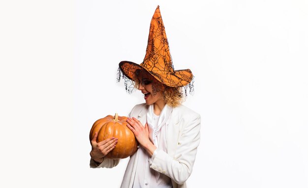 Fille de fête d'Halloween heureuse femme de Halloween sorcière avec jackolantern tour ou traiter fille souriante dans