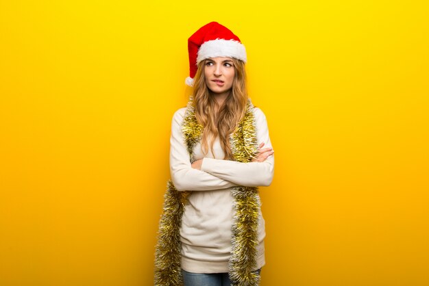 Fille fête les vacances de Noël sur fond jaune