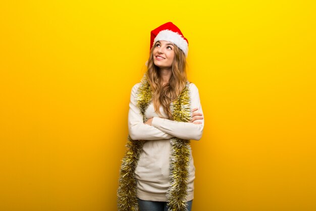 Fille fête les vacances de Noël sur fond jaune