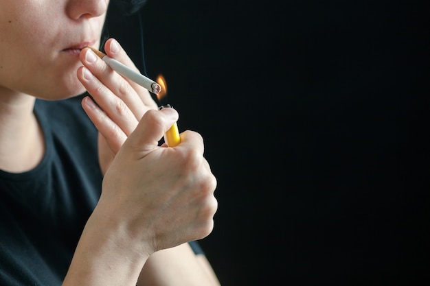 Fille de feu à une cigarette. surface noire