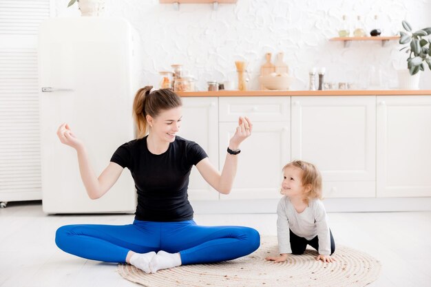 Fille et fille athlétique calme et confortable faisant de la méditation de yoga namaste ou un instructeur de fitness attrayant