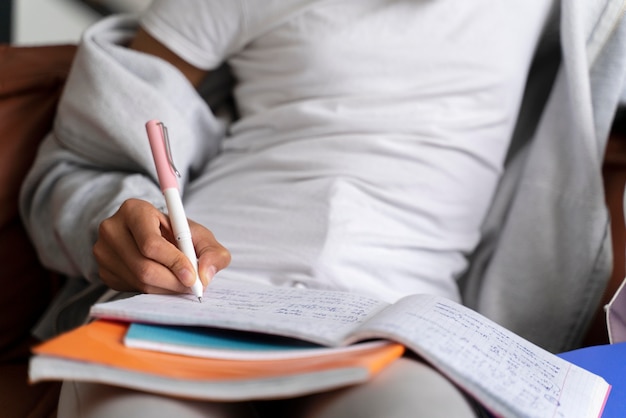 Photo fille finissant ses devoirs pour l'école