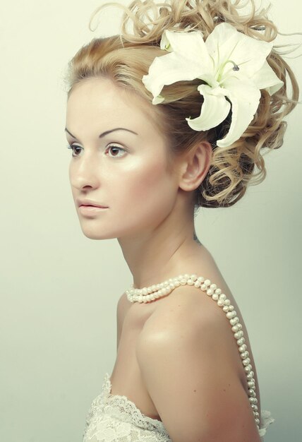 Fille avec une fleur dans les cheveux