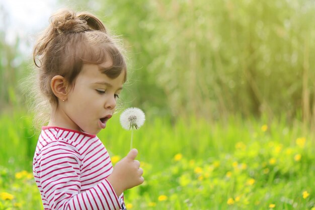 Fille avec des fleurs au printemps à l&#39;extérieur. Mise au point sélective.