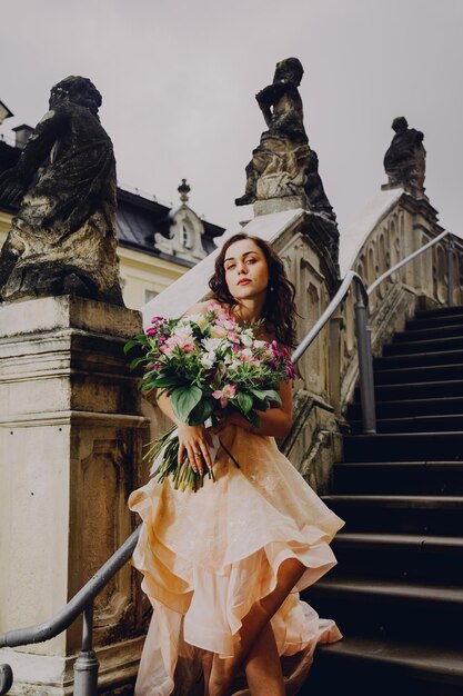 Fille avec des fleurs dans une belle robe