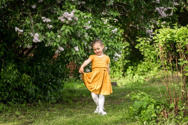 fille et fleurs lilas dans le jardin en été