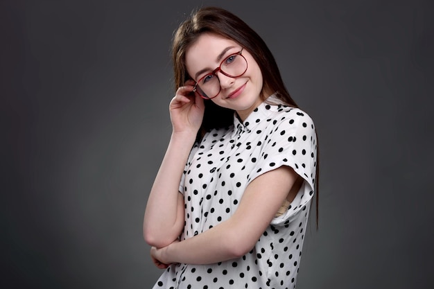 Fille folle avec des lunettes studio de portrait isolé