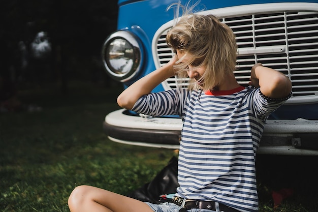 fille sur le fond d&#39;un bus vintage