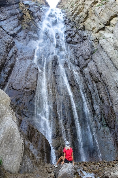 Une fille sur le fond de la cascade d'AbaiSu Caucase du Nord KabardinoBalkaria juin 2021