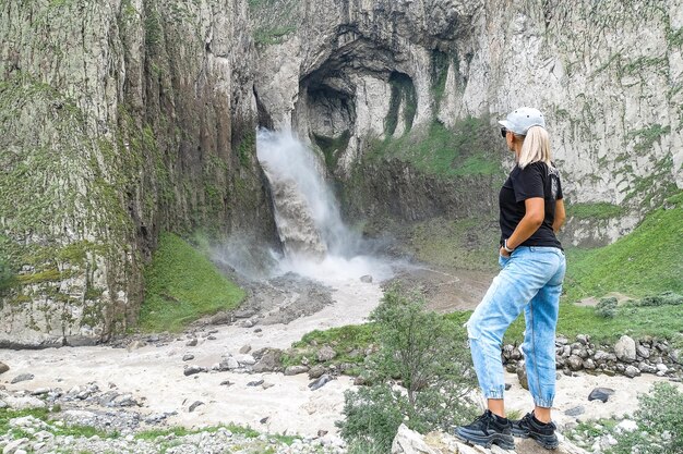 Une fille sur le fond de la cascade de TuzlukShapa sur le territoire du Caucase de KabardinoBalkaria