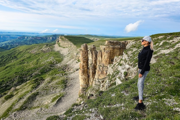 Une fille sur le fond de deux rochers de moines dans un nuage plateau Bermamyt