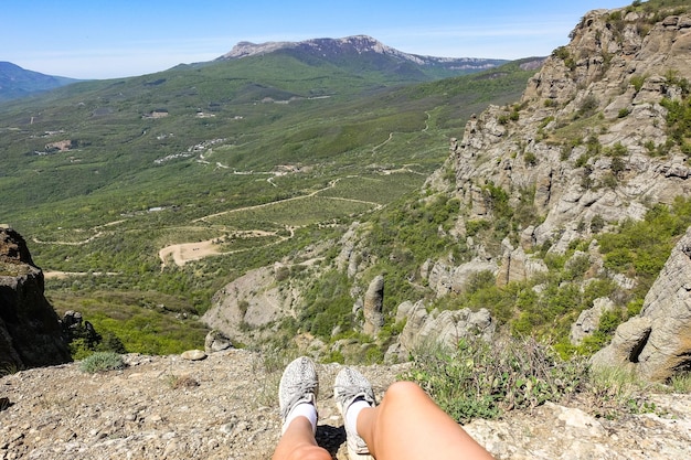 Une fille sur le fond du plateau ChatyrDag du haut de la chaîne de montagnes Demerji en Crimée Russie