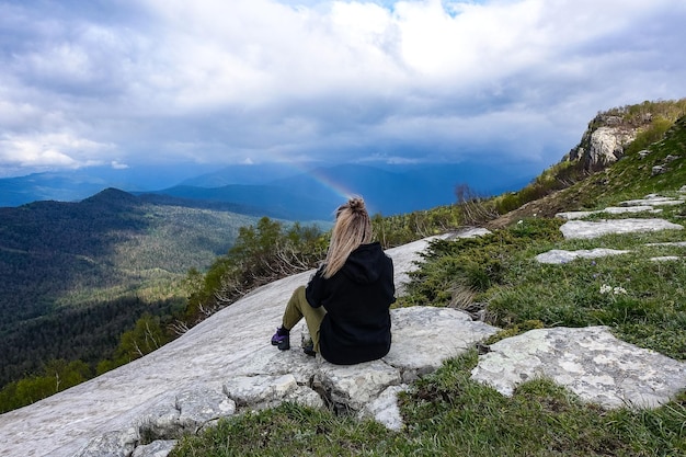 Une fille sur le fond du plateau de LagoNaki à Adygea Russie