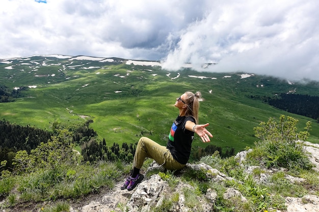 Une fille sur le fond du plateau de LagoNaki à Adygea Russie