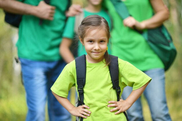 Fille sur fond de famille dans le vert