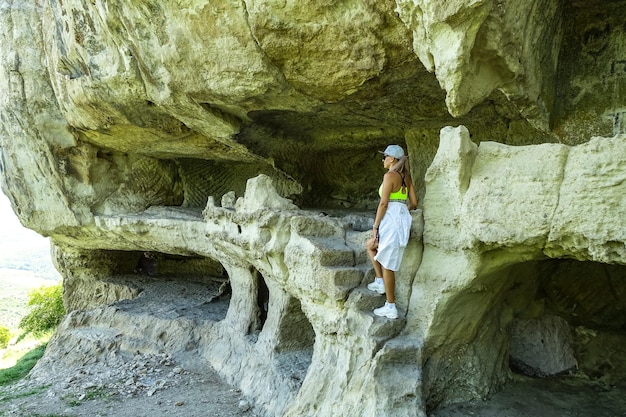 Une fille sur le fond de la grotte de la ville de TepeKermen à Bakhchisarai Crimée Russie