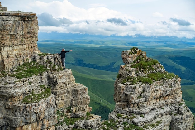 Une fille sur le fond des montagnes et du plateau de Bermamyt en Russie juin 2021