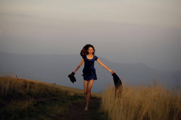 Fille sur fond naturel