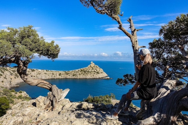 Une fille sur le fond d'un panorama du cap Kapchik sur le sentier Galitsin Mer Noire Russie 2021