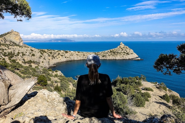 Une fille sur le fond d'un panorama du cap Kapchik sur le sentier Galitsin Mer Noire Russie