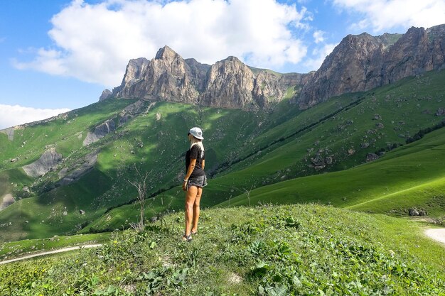 Une fille sur le fond d'un paysage verdoyant du col d'Aktoprak dans le Caucase Russie juin 2021