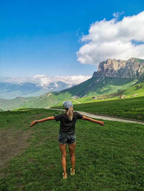 Une fille sur le fond d'un paysage verdoyant du col d'Aktoprak dans le Caucase Russie juin 2021